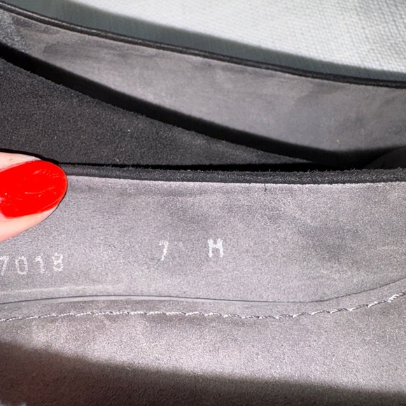 Stuart Weitzman Classic Black Suede Heels size8 - Picture 5 of 9